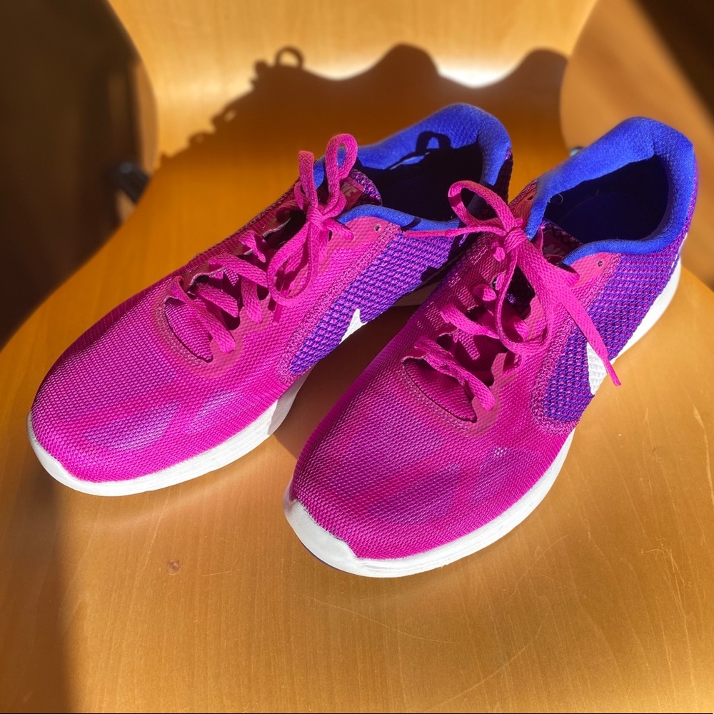 Sz 9 Nike Revolution 3 running shoes